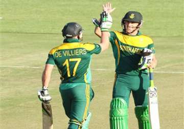 south africa chases down 327 to beat australia