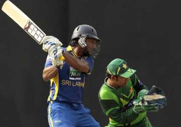 sri lanka wins toss elects to bat in 4th odi