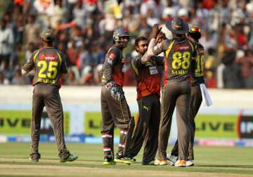 sunrisers start favourites against daredevils