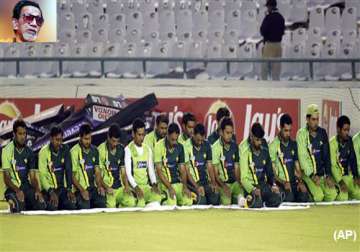 thackeray objects to pak players namaaz at mohali stadium