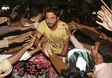 thousands welcome shahid afridi at airport