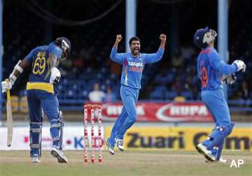 tri series final india edge sri lanka by a wicket