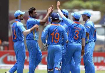 tri series india beat lanka qualify for final