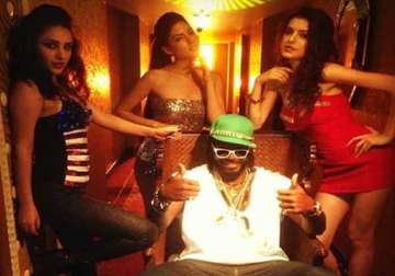 watch chris gayle shooting with hot girls