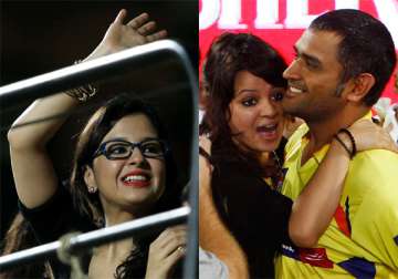 watch different moods of sakshi dhoni