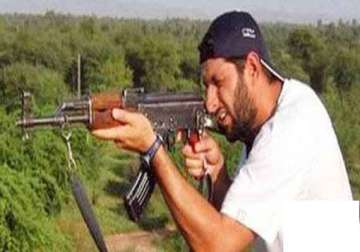 when shahid afridi went for hunting with ak 47 rifle