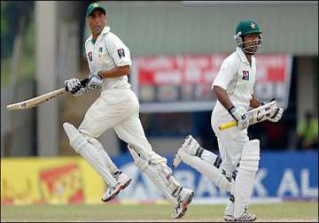 younis shafiq give pakistan share of day 1 spoils