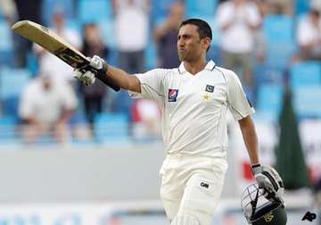 younis leads pakistan fightback against england
