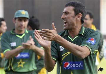 pakistan beats zimbabwe by 10 wickets in 2nd odi