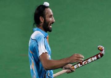 delhi waveriders edge out punjab warriors 2 1 in hil opener