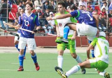 hil up wizards enter semifinals beat delhi waveriders 4