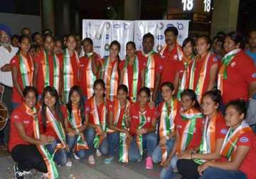 indian hockey eves arrive to grand welcome