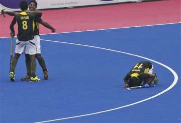 champions trophy pakistan stun holland to reach semis