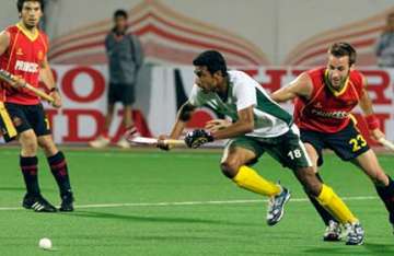 pakistan clinch thrilling 2 1 win over spain