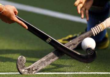 india s warring hockey bodies make temporary truce