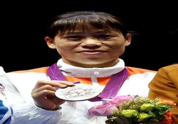 boxer mary kom gets rs 50 lakh cheque from mp govt