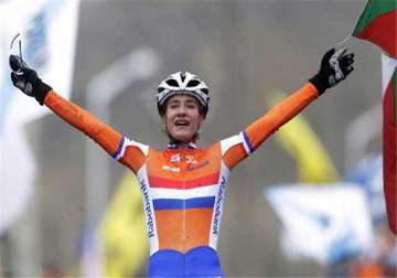 dutch cyclist marianne vos breaks collarbone
