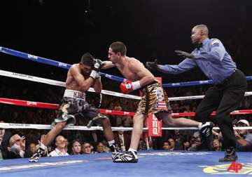 garcia stops favored khan in 4th round