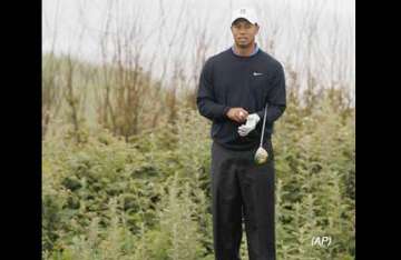 tiger woods gets ready to play in us open