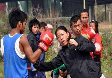 mary kom receives rs 5 lakh for boxing academy