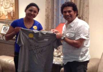 tendulkar meets sarita presents her autographed jersey
