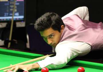 aditya mehta upsets mark king to keep indian hopes alive