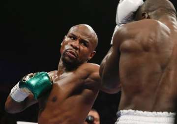 floyd mayweather decisions berto in last fight to remain unbeaten