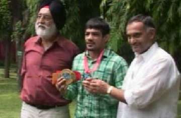 sports minister snubs coach during photo session with sushil kumar