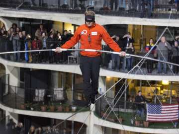 wallenda blindfold walks tightrope between chicago towers