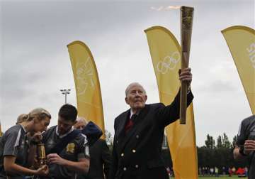 queen welcomes olympic torch as relay ends with the visit at windsor castle