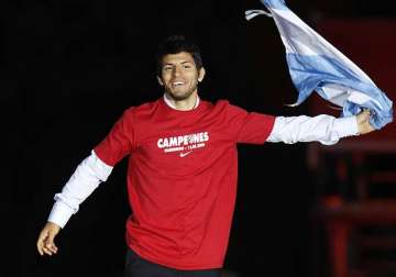 aguero flies into manchester to seal city switch