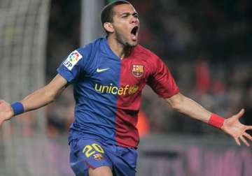 alves wants to stay at barcelona despite no offer