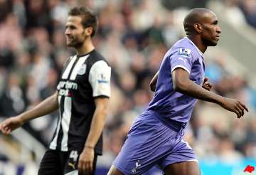 amoebi strikes late as newcastle draws with spurs