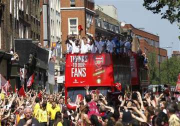 arsenal fans celebrate fa cup win with parade