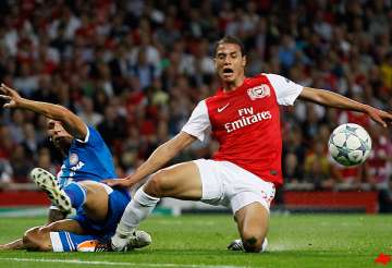 arsenal hangs on to beat olympiakos 2 1 in cl