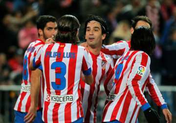 atletico wins 1 0 at granada to stay in 2nd place