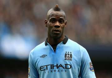 balotelli being tested for left leg muscle injury