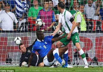balotelli shines as italy enters quarterfinals