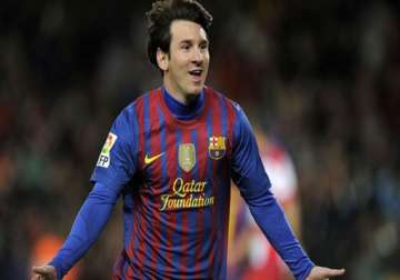 barcelona s messi out for 2 3 weeks with injury