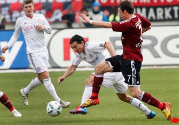 bayern beats nuremberg 1 0 to close bundesliga gap