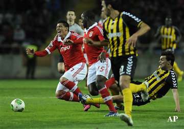 benfica takes sole lead in portugal with win