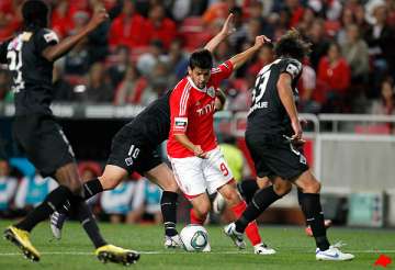 benfica beats academica 4 1 in portugal