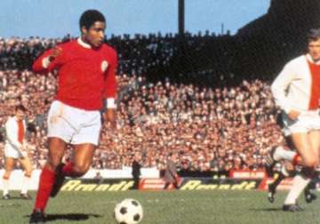 benfica says former star eusebio hospitalized