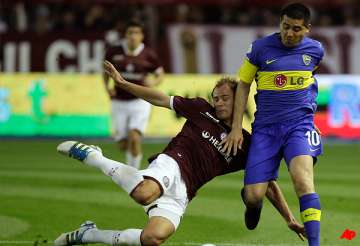 boca juniors defeat lanus and take over 1st place