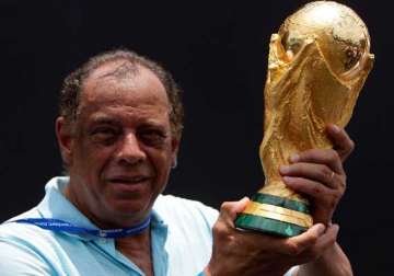 carlos alberto torres to come with gold trophy