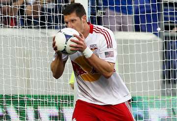 cooper scores in 78th to lift red bulls over union