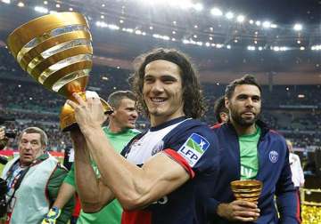 edinson cavani fires psg to french league cup title