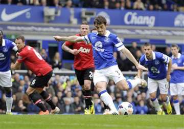 everton overwhelms man united in 2 0 win