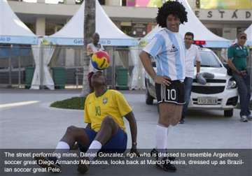 fifa world cup pele maradona impersonators compete for cash