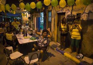 fifa world cup brazilians jam in front of tvs for world cup start